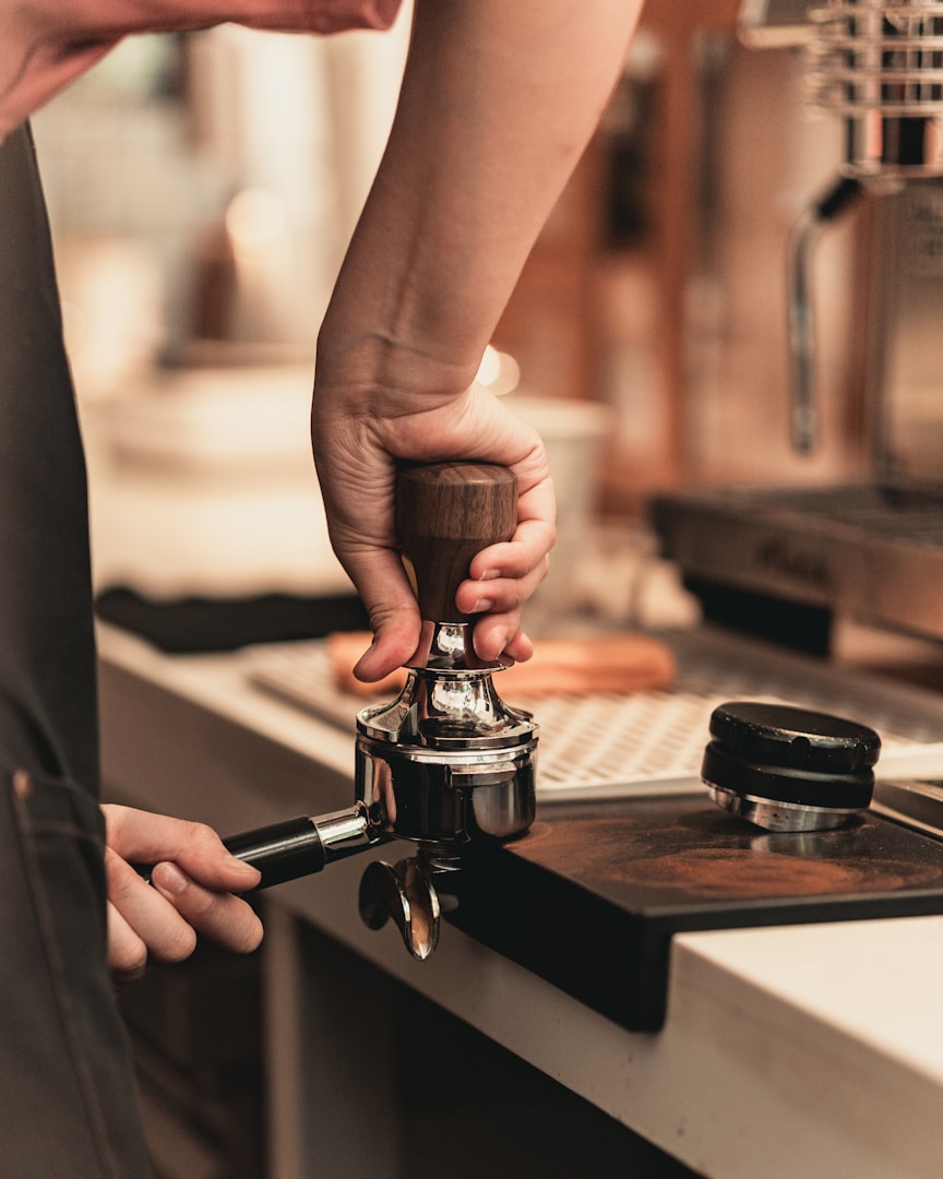 Barista pregătind cu grijă o cafea