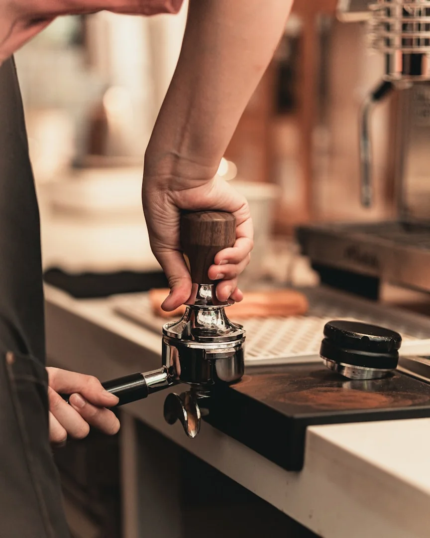 Barista pregătind cu grijă o cafea