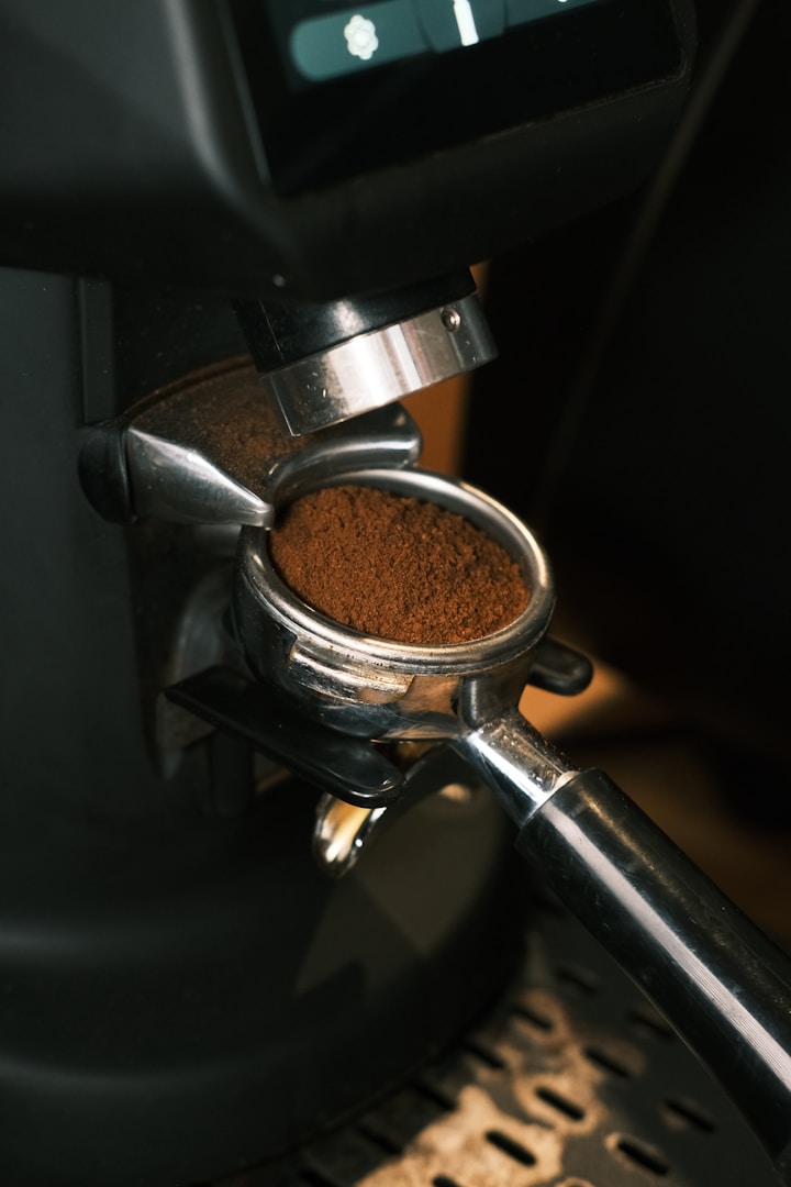 Cafea proaspăt măcinată în portafiltru